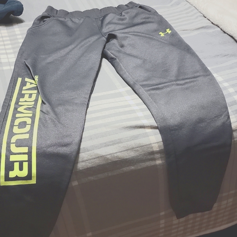 UNDER ARMOUR boys size XL